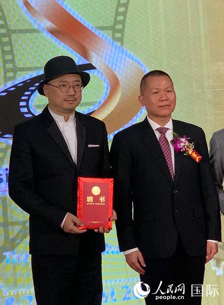 泰国文化部秘书长Kitsayapong为中泰电影推广大使、中国导演徐峥颁发证书 。